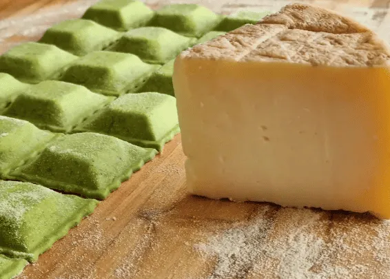 Descubra a experiência gastronômica única da Grão Pasta com o ravióli de queijo de ovelha maturado em caverna