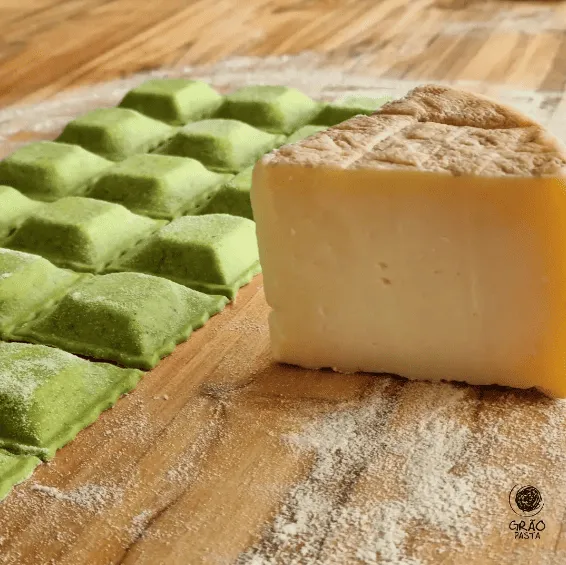 Descubra a experiência gastronômica única da Grão Pasta com o ravióli de queijo de ovelha maturado em caverna